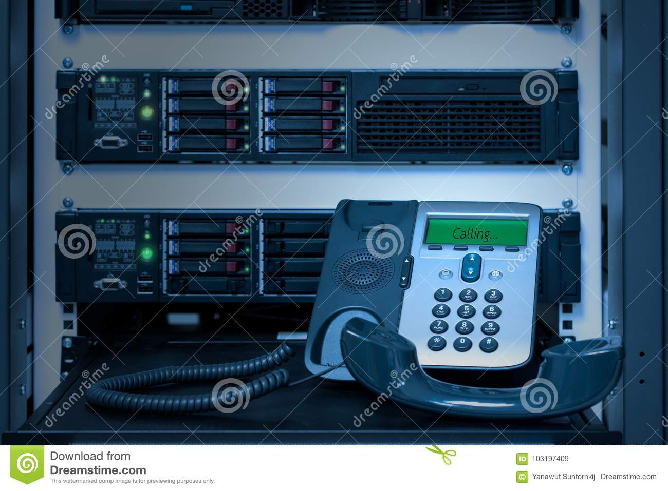 τηλεφωνικό-ip-τηλέφωνο-voip-στο-δωμάτιο-κέντρων-δεδομένων-103197409