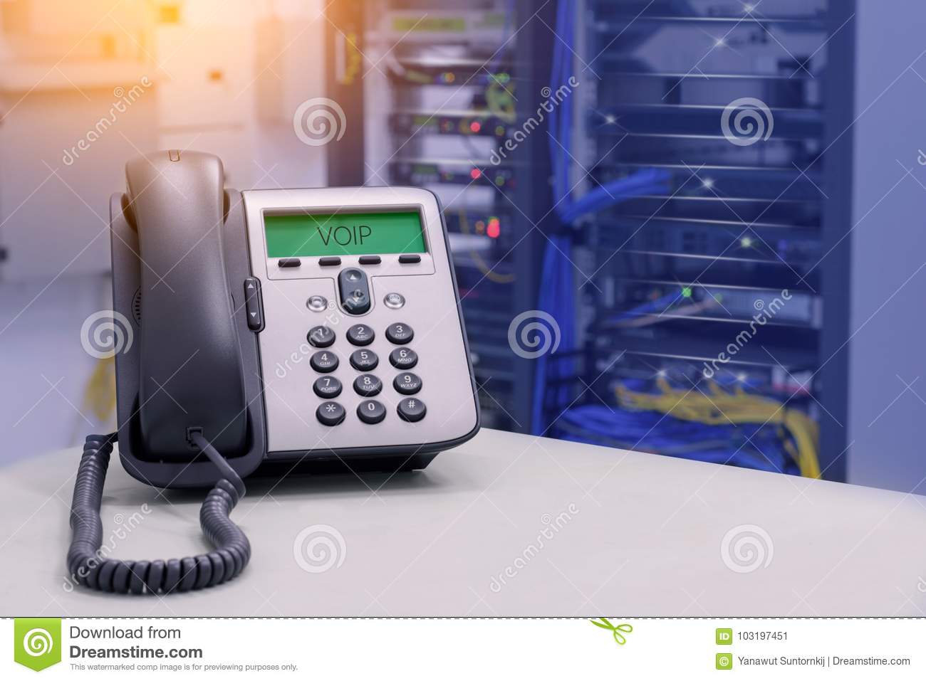 τηλεφωνικό-ip-τηλέφωνο-voip-στο-δωμάτιο-κέντρων-δεδομένων-103197451